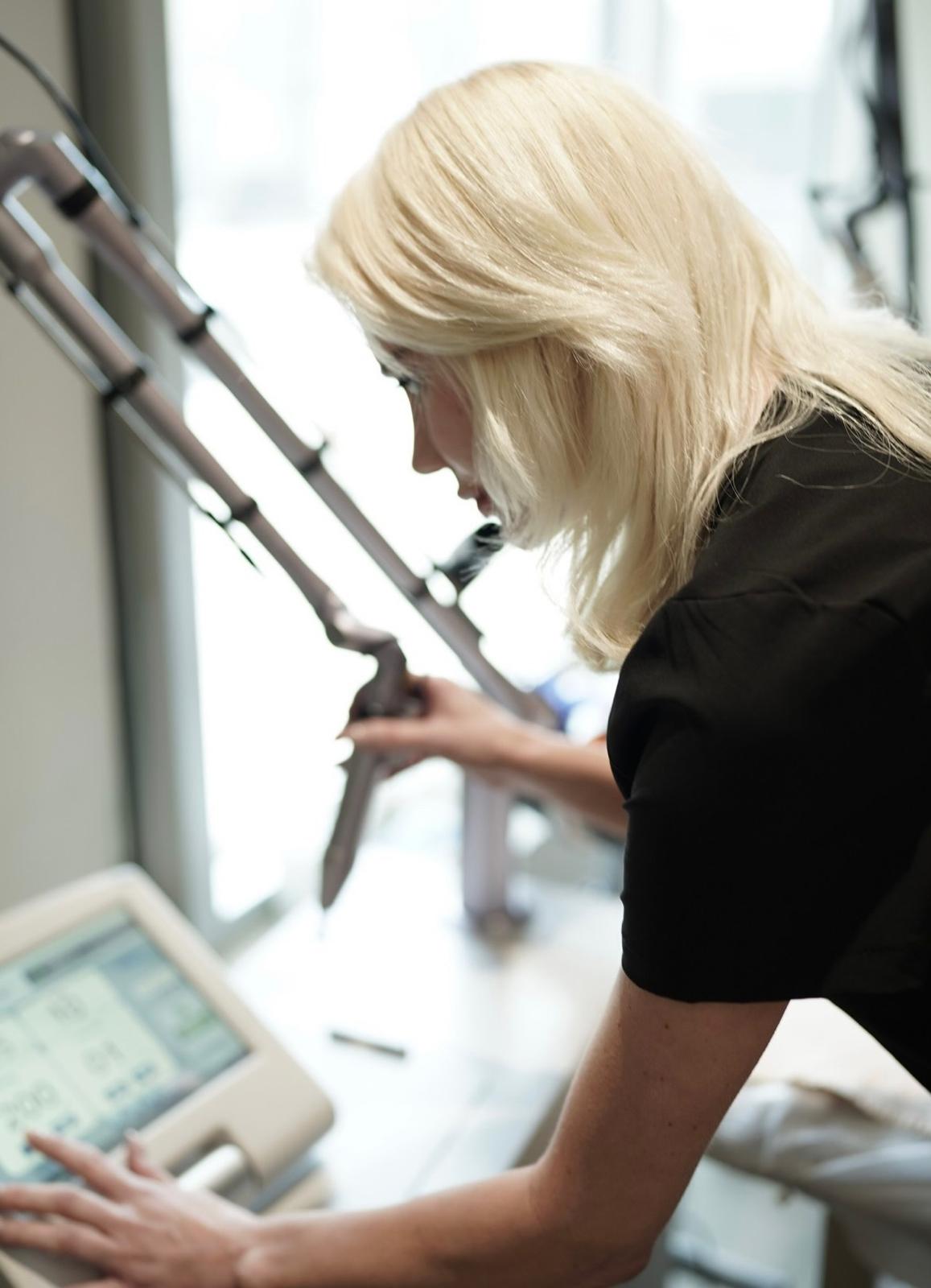 Elle adjusting laser settings